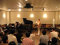 �\�����t