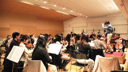 2006�N3��12���Ƀ~���[�U���ōs�Ȃ�ꂽ��1��N���V�b�N�R���T�[�g�Ƃ��̃��n�[�T���̗l�q�B�Ȃ̓��t�}�j�m�t�̃s�A�m���t�ȑ�2�Ԃƌ����ȑ�2��