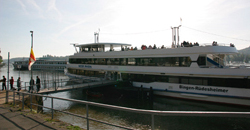 �����ăc�A�[2���ځB�����[�f�X�n�C���̑D���ꂩ��{���̃��C������̑D�ɏ��