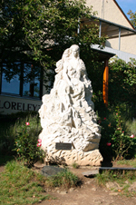 ���C������̑D����͊R���������Ȃ��̂����A���̏�Ƀ��[�����C�̑��͂���