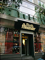 �}�C���c�w����قǋ߂��A���L�T���_�[�ЁB�O�ς͕��ʂ̊y��X�ł���B�����Ő��E�̃A���L�T���_�[�z����������Ă���Ƃ́A�m��Ȃ���΋C�Â��Ȃ����낤