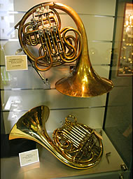 1912�N���ɍ��ꂽ103�̌��^�A�Ƃ���