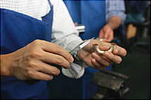 ���̂��Ɨm�����̒��������ɂ͂ߍ��ނ��߁A�G�b�W�Ƀ��X������������