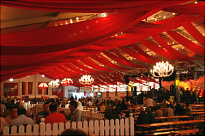 �}�C���c�x�O�ōs�Ȃ��Ă����I�N�g�o�[�t�F�X�g�̑�e���g�B�������{��~�����w���̂���ɔ�ׂ�Ɓu�܂�ŏ������v�Ƃ��i�I�j