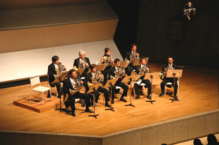 �u���[�}�̎ӓ��Ձv�͖{��8�{�����A���܂�ɂ������߃A�V�X�^���g��t���ĉ��t