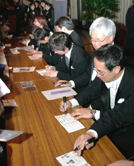 �T�C����̖͗l�B�����wCARNIVAL�x���w�������l�́A�����o�[�S��10�l���̃T�C�������炦��Ƃ����̂͑�������