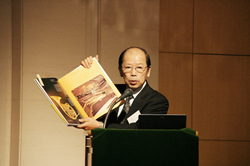 アレキサンダーとヤマハブランドの関係を「ユーザーを裏切らない日独信頼のブランドの結び付き」と紹介したヤマハミュージックトレーディング株式会社(当時)社長の中谷伸司氏