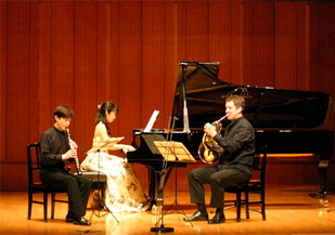 ���C�l�b�P�̃g���I�����t����3�l�B�����ȔM���ł���A����𒮂����l�����͍K���������i������񎄂��܂߂āj