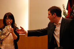 �傫�Ȑg�U���A�����ȉ̐��ŉ��t�ɑ΂���\��t��������h�[����