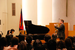 ��2���̃~�j�R���T�[�g��R.�V���g���E�X�̃z�������t�ȑ�1�Ԃ����t����V���e�t�@���E�h�[�����B�O���̃N���j�b�N�Ō����Ă������Ƃ��i��������R�Ȃ���j�����Ɏ��s���Ă������Ƃ��A���O�ꓯ�[���[��