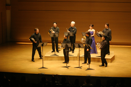 ドールのソロによる、モーツァルト:ホルン協奏曲第4番第3楽章の、演奏後の様子(1.ドール/2.竹村/3.有馬/4.伴野/5.上間/6.金子/7.久永/8.野見山)