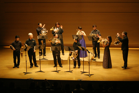 R.シュトラウス:交響詩「ティル・オイレンシュピーゲルの愉快ないたずら」を熱演、全員で健闘を称え合う(?)(1.ドール/2.ウィリス/3.竹村/4.伴野/5.有馬/6.上間/7.久永/8.野見山/9.金子/10.阿部)