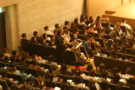 アンコールで、突如客席に現れたドール