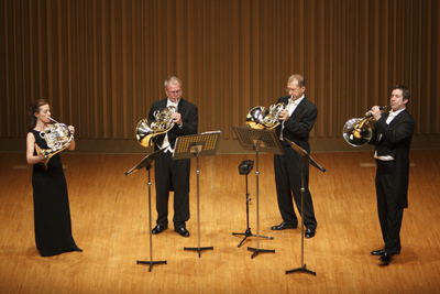 1�Ԃ��珇�ɁA�V���e�t�@���E�h�[���A�N���E�X�E���@�����h���t�A�t�@�[�K�X�E�}�b�N�E�B���A���A�T���E�E�B���X�B���̃p�[�g�͊�{�I�ɌŒ肾�����B�i�����q�z�[���^�B�e�F���c�֎j�j