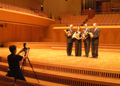 �݂ȂƂ݂炢�z�[���ł̉��t��̌�A�u�o���h�W���[�i���v�\���̎B�e�̗l�q�B