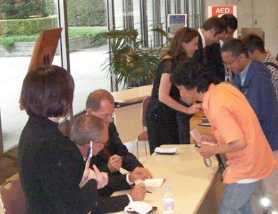 ���t�I����ɂ́A4�l�S���̃T�C�������炦��Ƃ����ґ�ȃT�C������B