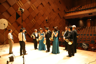 ���}�n����X�ƂƂ��ɐV���J�X�������}�n�z�[���ɂāAAHEJ���t��p�`���V�̂��߂̎ʐ^�B�e�ɂ�����܂���