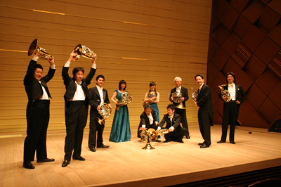 �J������������ƁA����ȃ|�[�Y������Ă��ꂽ�B���̕��͋C���A�܂���AHEJ��