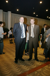 ���ɂ́A�A���L�T���_�[�Ђ̃X�^�b�t�������ɗ��Ă����B�����t�B���b�v�В��A�E�̓p���N���b�c��