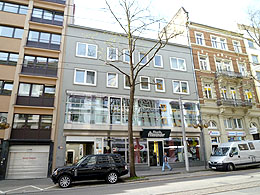 �ڔ����ʂ�Ɉʒu����X�܊O�ρB�X�܂͂��̂܂܎c��܂��B