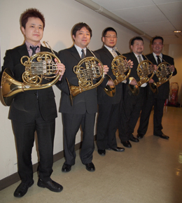 �V���t�H�j�A�E�z���j�X�e���̃����o�[