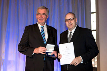 �\����ƋL�O���_�������^���ꂽP.�A���L�T���_�[�В��i�E�j