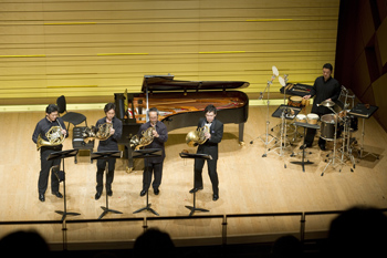 �A���R�[��1�Ȗڂ�N���z�����Z�N�V�����Ɠ�����N���Ŋy��t�҂̒|����j���ɂ��s����������������΂��t�B�Ō�͕��쎁���O�Y���Ń��t�}�j�m�t�̃`�F���\�i�^��3�y�͂����t����