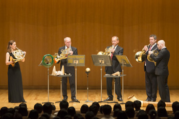 �i�r�Q�[�^�[�̃W���i�T���E�n�~�����T�v���C�Y�ŉ��t��