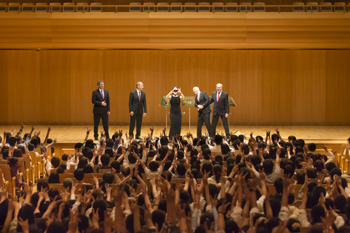 �T���E�E�B���X���X�e�[�W�ォ��q�Ȃ��B�e�I����ɉ�����ϋq���������I�I