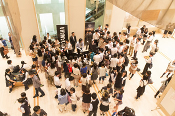 ���r�[�ł̊y��̌��R�[�i�[�A�����̗���҂œ�������I