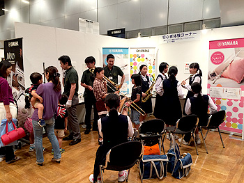 �y��̌��R�[�i�[�ɂ͑����̎q���B���W�܂�܂���