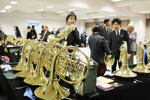 103はイエローブラス(ノーマル&ハンドハンマー)、ゴールドブラスが比較試奏可能だった