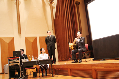 ���ۂɔ��쎁�i�ʐ^�j�Ɣ��������팱�҂ƂȂ�A���ʂȑ��u���g���ă}�E�X�s�[�X��O�ɉ����t����͂𑪒肵��