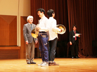 �u�n�CF�����v�̌����̗l�q�B���̑̐�����A���݂�3�����i�݁A�U��Ԃ��ăn�CF�I