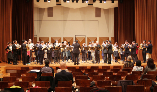 �Ō�͊y������Q�����Q���ґS�����X�e�[�W�ɏオ���Ă̑升�t