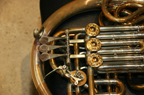 �V���o�[�̃n���h�K�[�h�ƃ��o�[�̋�݂͔������Ƃ�����t���Ă����Ƃ����B�S�[���h�L���b�v�͎R�����񂪕t���A�u�������邭�A������₷���Ȃ����v�ƌ��� 