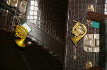 �K�`���K�`���i�J�v�Z���ɓ����Ĕ̔�����Ă���j�̐��t�y�V���[�Y�ɂ���z�����̃L�[�z���_�[�́A�܂���103���̂܂܂̃f�U�C���I 