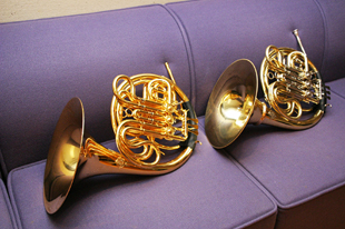 左が井手氏の103ゴールドプレート。右は比較のために置いた、イエローブラス、ラッカー仕上げの103