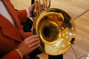 東谷さんらしいのが、楽器用のマイクを常備しているところ。これは愛用しているCOUNTRYMANというメーカーのマイクで、しかもこの位置が最も良いということを確認済みだとか。