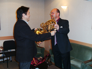 �A���L�T���_�[�Ђ̃}�C�X�^�[����A100���N�L�O�������f���𒼐ڎ�n����铇������