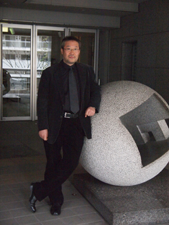 7�N�ԍݐЂ����V���{�t�B���n�[���j�[�����y�c�̋��_�ł���A���݂��g���t�H�j�[�z�[���̑O��